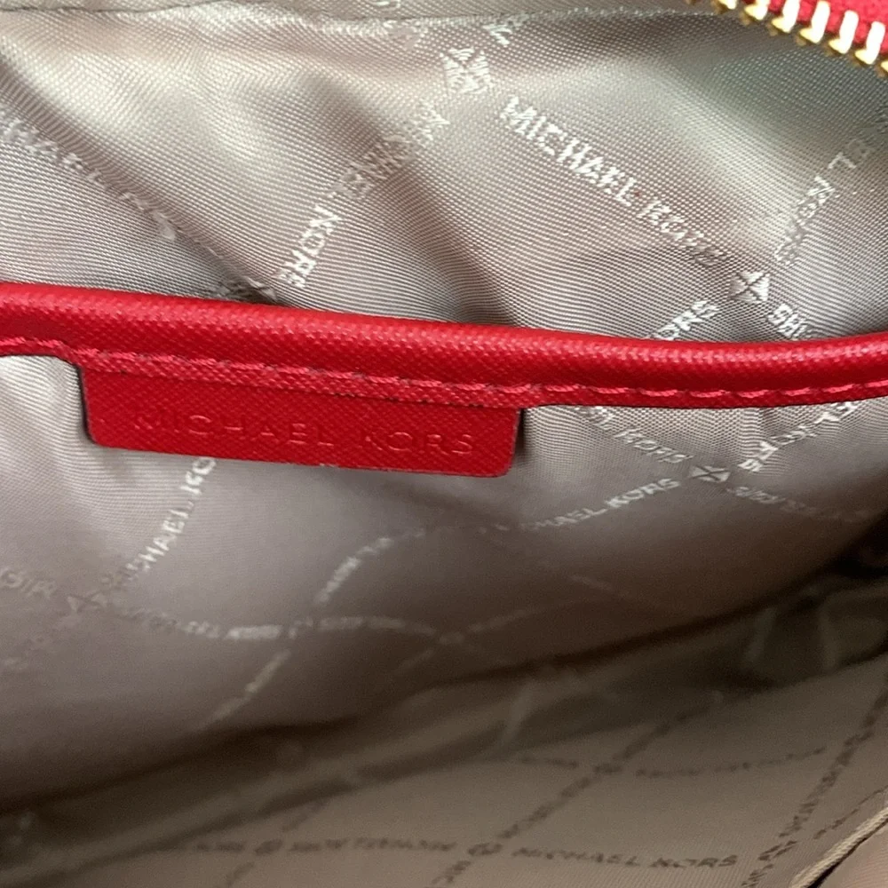 Michael Kors crossbody purse with removable chain lots of pockets